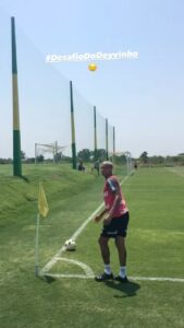 Deyverson Instagram - Fala, rapaziada! 😉 Tô lançando mais uma do Desafio do Deyvinho! 🙅🏼‍♂️ Quero ver vocês fazendo igual, mas atenção hein, não vale deixar a bola quicar, tem chutar e ir direto pro gol. Participem usando a #DesafioDoDeyvinho, postando nos stories e me marcando pra eu poder ver e reagir também. Tô esperando vocês 🤙🏽😉