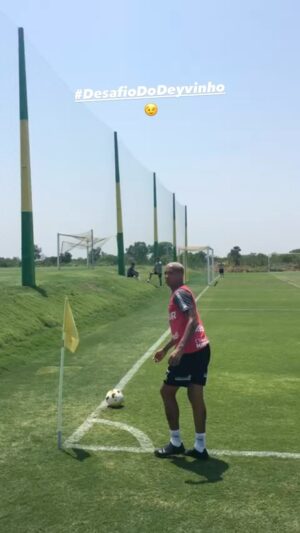 Deyverson Instagram - Fala, rapaziada! 😉 Tô lançando mais uma do Desafio do Deyvinho! 🙅🏼‍♂️

Quero ver vocês fazendo igual, mas atenção hein, não vale deixar a bola quicar, tem chutar e ir direto pro gol. Participem usando a #DesafioDoDeyvinho, postando nos stories e me marcando pra eu poder ver e reagir também. Tô esperando vocês 🤙🏽😉
