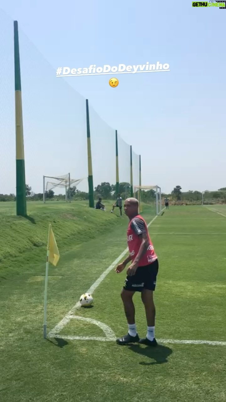 Deyverson - 209.4K Likes - Fala, rapaziada! 😉 Tô lançando mais uma do Desafio do Deyvinho! 🙅🏼♂️
Quero ver vocês fazendo igual, mas atenção hein, não vale deixar a bola quicar, tem chutar e ir direto pro gol. Participem usando a #DesafioDoDeyvinho, postando nos stories e me marcando pra eu poder ver e reagir também. Tô esperando vocês 🤙🏽😉