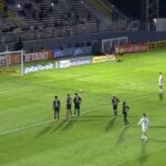 Deyverson Instagram - Feliz em marcar mais um gol pelo @cuiabaec, mas triste por não voltar com a vitória para casa. Não vamos nos entregar e nem desistir em nenhum momento. Temos que levantar a cabeça e seguir trabalhando muito. Esse time não merece estar na colocação que está. A luta continua. Vamos em frente 🙏🏼🔰 #deyverson #Cuiaba