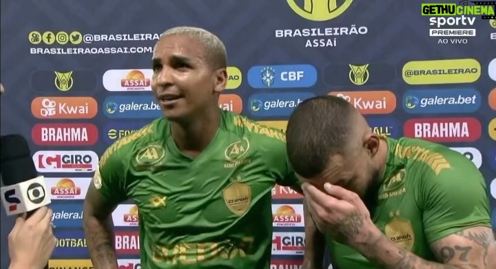 Deyverson - 127K Likes - Está ficando cada vez mais difícil jogar futebol. Vou para dentro de campo sempre com determinação para vencer e dar o meu melhor em cada partida. Mas também entro para jogar um futebol alegre, fazendo o que amo. Porque o futebol é isso: alegria, diversão e irreverência. Da minha parte nem vai faltar respeito com os jogadores e clubes adversários. E isso é o que eu peço também. Respeito! Essa camisa aqui também merece ser respeitada por qualquer adversário que seja. Seguimos, @cuiabaec 💪🏽🙏🏽