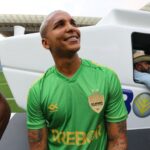 Deyverson Instagram - Caiu bem a nova camisa do @cuiabaec? 🔰😜 Ficou linda demais. Que ela traga muita alegria para gente dentro de campo 🙏🏼 #Dourado #Cuiaba