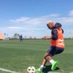 Deyverson Instagram - Desafio do Deyvinho! 🎯 Em meio a um treino e outro, sempre sobra um tempinho pra bater falta, escanteio… Até que saiu! Feliz demais 😁⚽️ Quem vem comigo nessa? Me marquem no #DesafiodoDeyverson pra eu ver geral acertando! 😜 #Desafio #Deyvinho #Cuiaba