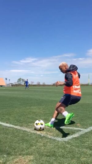 Deyverson Instagram - Desafio do Deyvinho! 🎯
Em meio a um treino e outro, sempre sobra um tempinho pra bater falta, escanteio… Até que saiu! Feliz demais 😁⚽️

Quem vem comigo nessa?
Me marquem no #DesafiodoDeyverson pra eu ver geral acertando! 😜 #Desafio #Deyvinho #Cuiaba
