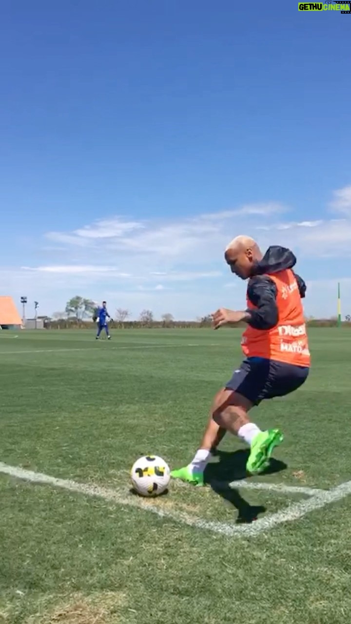Deyverson - 135.5K Likes - Desafio do Deyvinho! 🎯
Em meio a um treino e outro, sempre sobra um tempinho pra bater falta, escanteio… Até que saiu! Feliz demais 😁⚽️
Quem vem comigo nessa?
Me marquem no #DesafiodoDeyverson pra eu ver geral acertando! 😜 #Desafio #Deyvinho #Cuiaba