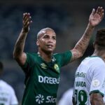 Deyverson Instagram - Estou muito feliz por ter estreado com a camisa do @cuiabaec 🙏🏼🔰 Essa vitória foi muito importante para seguirmos em busca dos nossos objetivos no campeonato. Parabéns a todo o grupo que se entregou até o fim. Pra cima, Dourado! 🙌🏼👊🏼 📸 @gilgomesfoto @c2sportss #Dourado #Cuiaba