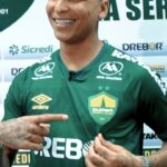 Deyverson Instagram - A piscadinha da inveja agora está em Cuiabá! 😉Vamos juntos, Dourado! 💪🏼🔰 🎥 @toko.ph 📸 @gilgomesfoto