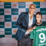 Deyverson Instagram - Ter esse momento com cada um de vocês foi muito especial. Feliz demais em receber o carinho de todos e ter a oportunidade de retribuí-lo de alguma forma. O meu sentimento ao ver estas fotos do evento de segunda-feira é de gratidão, pela história que construímos juntos. Muito obrigado a todos que compareceram e participaram do Encontro comigo. Saibam que o carinho é recíproco e sou muito realizado de estar eternizado na história do @palmeiras . Muito obrigado! 😜💚 📸 @andeliraph @lucasmerconphotos
