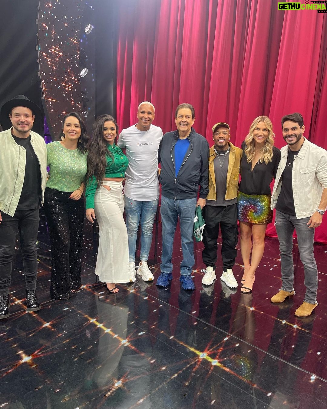 Deyverson Instagram - Que honra participar do Churrascão do Faustão! 🙏🏽 @faustaonaband Gratidão pelo convite desse grande apresentador! Foi mais um dia incrível ao lado de grandes pessoas, da minha esposa @kariina.mv, dos artistas @irodolffo e @israel_ier e do craque @marinhooficial! Fiquem ligadinhos dia 16/12, às 20h30, na @bandtv! 😉