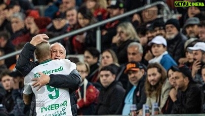 Deyverson Instagram - Um cara que considero como pai encerrou a carreira nesta semana. Felipão, quero te agradecer por tudo que fez por mim e também pelo futebol brasileiro. Um dos técnicos mais vitoriosos que já tivemos por aqui e que trouxe nosso penta, além de muitos títulos pelo Palmeiras. Muito obrigado por sempre confiar e acreditar em mim, professor. Serei sempre grato por cada conversa que tivemos, palavras de incentivo e ensinamentos que me passou e me fez crescer como homem e jogador. Fomos campeões juntos e vivemos ótimos momentos como companheiros e adversários. Parabéns pela carreira que construiu, de muitos títulos e glórias. Pra mim, foi uma honra ter sido seu jogador. Desejo toda a sorte e sucesso do mundo na sequência 🙏🏼