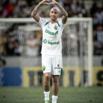 Deyverson Instagram - Vamos seguir lutando até o fim!! 🙌🏼 Feliz em marcar mais um gol na competição, mas triste em como a partida acabou. Me solidarizo e lamento com os ataques sofridos pelos companheiros de profissão do @cearasc. O futebol é alegria, diversão e resolvido dentro de campo. E vai ser nas quatro linhas que vamos buscar o nosso objetivo até o último minuto. Deus está no comando 🙏🏼🔰 @cuiabaec