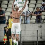 Deyverson Instagram - Vamos seguir lutando até o fim!! 🙌🏼 Feliz em marcar mais um gol na competição, mas triste em como a partida acabou. Me solidarizo e lamento com os ataques sofridos pelos companheiros de profissão do @cearasc. O futebol é alegria, diversão e resolvido dentro de campo. E vai ser nas quatro linhas que vamos buscar o nosso objetivo até o último minuto. Deus está no comando 🙏🏼🔰 @cuiabaec