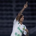 Deyverson Instagram - Feliz em marcar mais um gol pelo @cuiabaec, mas triste por não voltar com a vitória para casa. Não vamos nos entregar e nem desistir em nenhum momento. Temos que levantar a cabeça e seguir trabalhando muito. Esse time não merece estar na colocação que está. A luta continua. Vamos em frente 🙏🏼🔰 #deyverson #Cuiaba