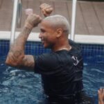 Deyverson Instagram - Meu coração transborda de alegria e não tenho dúvidas que essa foi a melhor decisão da minha vida. Agora estou mais próximo de Ti, Senhor, e que a Sua infinita graça sempre se faça presente na minha família. 🙏🏼 @kariina.mv @c2sportss @catedraldapaz.oficial @pastorfabiocoutinho @guiteodoro_gt