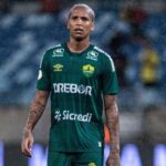 Deyverson Instagram - Pra cima, Dourado! 👊🏼🔰 Grande vitória dentro de casa e 3 pontos muito importantes! Seguimos trabalhando com humildade e pés no chão. @cuiabaec #cuiaba #Dourado 📸 @gilgomesfoto @c2sportss
