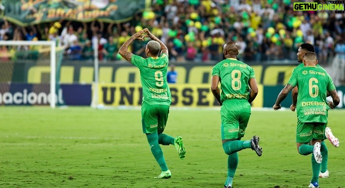 Deyverson - 85.8K Likes - Que seja o primeiro de muitos gols com essa camisa 🙏🏼🔰
O resultado não foi o esperado, mas seguimos focados em nosso objetivo. Vamos manter o foco e a concentração, e trabalhar mais forte ainda para chegar aonde queremos. Vamos pra cima 💪🏼