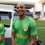 Deyverson Instagram - Caiu bem a nova camisa do @cuiabaec? 🔰😜 Ficou linda demais. Que ela traga muita alegria para gente dentro de campo 🙏🏼 #Dourado #Cuiaba