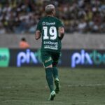 Deyverson Instagram - Estou muito feliz por ter estreado com a camisa do @cuiabaec 🙏🏼🔰 Essa vitória foi muito importante para seguirmos em busca dos nossos objetivos no campeonato. Parabéns a todo o grupo que se entregou até o fim. Pra cima, Dourado! 🙌🏼👊🏼 📸 @gilgomesfoto @c2sportss #Dourado #Cuiaba