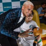 Deyverson Instagram - Ter esse momento com cada um de vocês foi muito especial. Feliz demais em receber o carinho de todos e ter a oportunidade de retribuí-lo de alguma forma. O meu sentimento ao ver estas fotos do evento de segunda-feira é de gratidão, pela história que construímos juntos. Muito obrigado a todos que compareceram e participaram do Encontro comigo. Saibam que o carinho é recíproco e sou muito realizado de estar eternizado na história do @palmeiras . Muito obrigado! 😜💚 📸 @andeliraph @lucasmerconphotos
