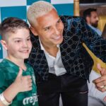 Deyverson Instagram - Ter esse momento com cada um de vocês foi muito especial. Feliz demais em receber o carinho de todos e ter a oportunidade de retribuí-lo de alguma forma. O meu sentimento ao ver estas fotos do evento de segunda-feira é de gratidão, pela história que construímos juntos. Muito obrigado a todos que compareceram e participaram do Encontro comigo. Saibam que o carinho é recíproco e sou muito realizado de estar eternizado na história do @palmeiras . Muito obrigado! 😜💚 📸 @andeliraph @lucasmerconphotos