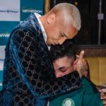 Deyverson Instagram - Ter esse momento com cada um de vocês foi muito especial. Feliz demais em receber o carinho de todos e ter a oportunidade de retribuí-lo de alguma forma. O meu sentimento ao ver estas fotos do evento de segunda-feira é de gratidão, pela história que construímos juntos. Muito obrigado a todos que compareceram e participaram do Encontro comigo. Saibam que o carinho é recíproco e sou muito realizado de estar eternizado na história do @palmeiras . Muito obrigado! 😜💚 📸 @andeliraph @lucasmerconphotos