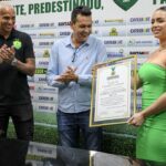 Deyverson Instagram - Grande honra e emoção receber ao lado da minha esposa @kariina.mv, o título de Cidadão Cuiabano. Amo esta cidade e todos os cuiabanos. Felicidade enorme em ver que em pouco tempo, já temos uma relação recíproca dentro e fora de campo. Somente agradecer a Deus por tudo e a todos dessa cidade pelo carinho que tem comigo e com a minha família. Vocês moram no meu coração! 🙏🏼❤️