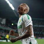 Deyverson Instagram - Deus é fiel! 🙏🏼 Vitória essencial em nossa caminhada no Brasileirão. Feliz com o gol e com a entrega de toda a equipe em campo. Seguimos em frente, trabalhando com muita humildade e dedicação pelos nossos objetivos! 😉🔰