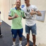 Deyverson Instagram - Quero muito agradecer a recepção que tive no hotel da Seleção. Meu amigo @raphaelveigaa como sempre foi sensacional e me recebeu muito bem. 🙏🏼 Reencontrar em Cuiabá o meu ídolo @neymarjr foi especial demais também. Eu sempre defendi esse cara em todas as entrevistas pois acredito muito no caráter e profissionalismo dele. Você é uma inspiração pra todos nós! Que a Seleção faça um excelente jogo amanhã e conquiste a vitória. Estarei na torcida 😉🇧🇷 #Brasil #selecao
