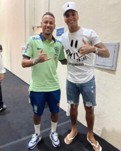 Deyverson Instagram - Quero muito agradecer a recepção que tive no hotel da Seleção. Meu amigo @raphaelveigaa como sempre foi sensacional e me recebeu muito bem. 🙏🏼 Reencontrar em Cuiabá o meu ídolo @neymarjr foi especial demais também. Eu sempre defendi esse cara em todas as entrevistas pois acredito muito no caráter e profissionalismo dele. Você é uma inspiração pra todos nós! Que a Seleção faça um excelente jogo amanhã e conquiste a vitória. Estarei na torcida 😉🇧🇷 #Brasil #selecao