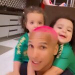 Deyverson Instagram - Todos os seus filhos serão ensinados pelo Senhor, e grande será a paz de suas crianças. Isaías 54:13 Papai ama muito vocês ❤️❤️