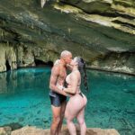 Deyverson Instagram - Mas no princípio da criação Deus 'os fez homem e mulher'. 'Por esta razão, o homem deixará pai e mãe e se unirá à sua mulher, e os dois se tornarão uma só carne'. Assim, eles já não são dois, mas sim uma só carne. Portanto, o que Deus uniu, ninguém o separe”. Te amo ❤️ @kariina.mv
