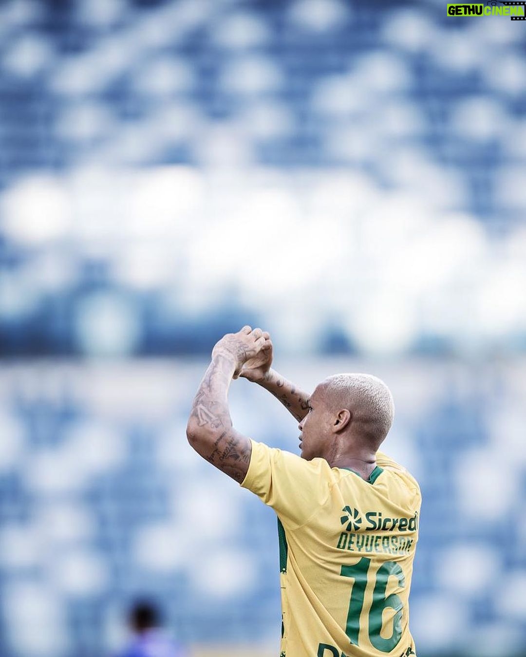 Deyverson Instagram - Deus sabe de todas as coisas. Muito feliz em balançar as redes duas vezes e contribuir com a vitória da equipe. Fico feliz pelos meus companheiros também deixarem suas marcas! Que Deus siga abençoado vocês! Parabéns a todo nosso grupo, a vitória é de todos! Vamos, juntos! 🙏🏼😉 @cuiabaec