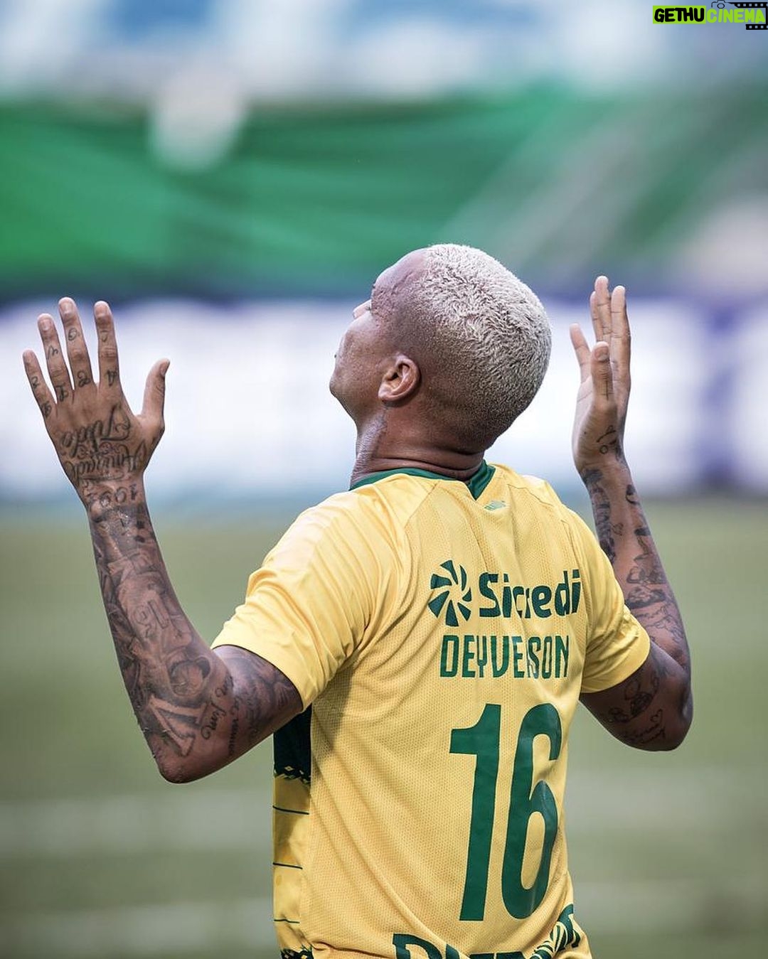 Deyverson Instagram - Deus sabe de todas as coisas. Muito feliz em balançar as redes duas vezes e contribuir com a vitória da equipe. Fico feliz pelos meus companheiros também deixarem suas marcas! Que Deus siga abençoado vocês! Parabéns a todo nosso grupo, a vitória é de todos! Vamos, juntos! 🙏🏼😉 @cuiabaec