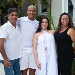 Deyverson Instagram - 09.12.2023. O dia que ficará marcado pra sempre na minha vida. Deus segue cumprindo suas promessas e comigo não foi diferente. Eu nasci novamente, renasci em Cristo. Toda honra e toda glória a Ti, Senhor. 

Nas águas sagradas do batismo, mergulhei não apenas para purificar meu corpo, mas também para renovar minha alma. Obrigado a todos que estão comigo, me aproximando de Deus e compartilharam deste momento comigo. Em especial a minha esposa @kariina.mv, minhas filhas e familiares, sem vocês eu não sou nada.

Gratidão por tudo, Senhor! 🙌🏽

@kariina.mv 
@catedraldapaz.oficial 
@pastorfabiocoutinho 
@andeliraph 
@c2sportss