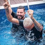 Deyverson Instagram - 09.12.2023. O dia que ficará marcado pra sempre na minha vida. Deus segue cumprindo suas promessas e comigo não foi diferente. Eu nasci novamente, renasci em Cristo. Toda honra e toda glória a Ti, Senhor. Nas águas sagradas do batismo, mergulhei não apenas para purificar meu corpo, mas também para renovar minha alma. Obrigado a todos que estão comigo, me aproximando de Deus e compartilharam deste momento comigo. Em especial a minha esposa @kariina.mv, minhas filhas e familiares, sem vocês eu não sou nada. Gratidão por tudo, Senhor! 🙌🏽 @kariina.mv @catedraldapaz.oficial @pastorfabiocoutinho @andeliraph @c2sportss