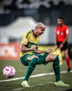 Deyverson Instagram - Grato a Deus por tudo! 🙏🏼
Vitória importante demais contra um grande adversário fora de casa. Resultado para mostrar a força desse grupo em uma partida de muita raça e superação de todos. É seguir trabalhando, para continuar evoluindo e crescendo na tabela, @cuiabaec! 🔰 

📸 @lucasalmeidal17