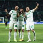 Deyverson Instagram - Deus é fiel! 🙏🏼 Vitória essencial em nossa caminhada no Brasileirão. Feliz com o gol e com a entrega de toda a equipe em campo. Seguimos em frente, trabalhando com muita humildade e dedicação pelos nossos objetivos! 😉🔰