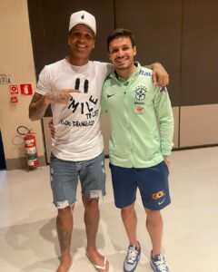 Deyverson Instagram - Quero muito agradecer a recepção que tive no hotel da Seleção. Meu amigo @raphaelveigaa como sempre foi sensacional e me recebeu muito bem. 🙏🏼 Reencontrar em Cuiabá o meu ídolo @neymarjr foi especial demais também. Eu sempre defendi esse cara em todas as entrevistas pois acredito muito no caráter e profissionalismo dele. Você é uma inspiração pra todos nós! Que a Seleção faça um excelente jogo amanhã e conquiste a vitória. Estarei na torcida 😉🇧🇷 #Brasil #selecao