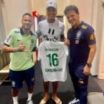 Deyverson Instagram - Quero muito agradecer a recepção que tive no hotel da Seleção. Meu amigo @raphaelveigaa como sempre foi sensacional e me recebeu muito bem. 🙏🏼 Reencontrar em Cuiabá o meu ídolo @neymarjr foi especial demais também. Eu sempre defendi esse cara em todas as entrevistas pois acredito muito no caráter e profissionalismo dele. Você é uma inspiração pra todos nós! Que a Seleção faça um excelente jogo amanhã e conquiste a vitória. Estarei na torcida 😉🇧🇷 #Brasil #selecao