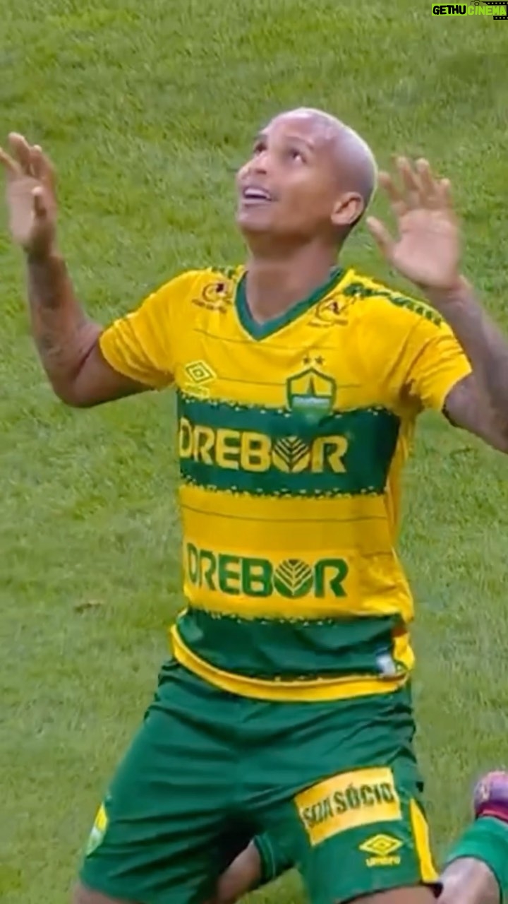 Deyverson - 405.4K Likes - Mais um gol, mais uma vitória e 3 pontos na mala de volta para Cuiabá. Feliz demais com a determinação e união deste grupo a cada jogo. Esse é o espírito para levar o @cuiabaec a grandes coisas na competição! 🙏🏼🔰