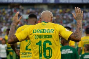Deyverson Instagram - Mais uma importante vitória para seguir subindo na tabela do Brasileirão. Infelizmente dessa vez o gol não saiu e eu gostaria de me desculpar com a nossa torcida que foi em peso nos apoiar. Mas o mais importante foi conquistarmos os 3 pontos! 🙏🏽 Seguiremos focados visando nossos próximos jogos. Parabéns a todo o grupo pelo desempenho! 🙏🏼🔰

📸 @gilgomesfoto @c2sportss