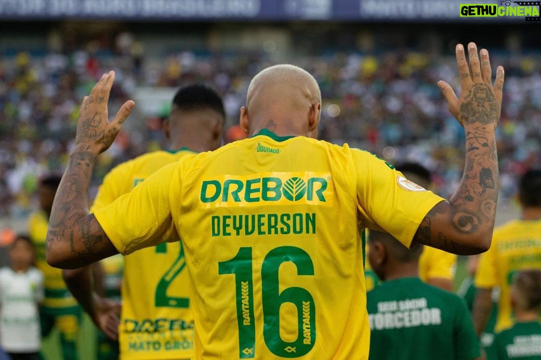 Deyverson - 86.4K Likes - Mais uma importante vitória para seguir subindo na tabela do Brasileirão. Infelizmente dessa vez o gol não saiu e eu gostaria de me desculpar com a nossa torcida que foi em peso nos apoiar. Mas o mais importante foi conquistarmos os 3 pontos! 🙏🏽 Seguiremos focados visando nossos próximos jogos. Parabéns a todo o grupo pelo desempenho! 🙏🏼🔰
📸 @gilgomesfoto @c2sportss