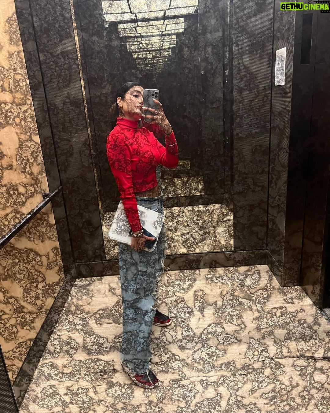Dhanashree Verma Instagram - Life lately 🥹🥲☕️🤍 Rehearse - Rehab - shoot - Jhalak - lift selfies - repeat Main point yeh hai ki kal aur parso vote daalna hai ♥️♥️