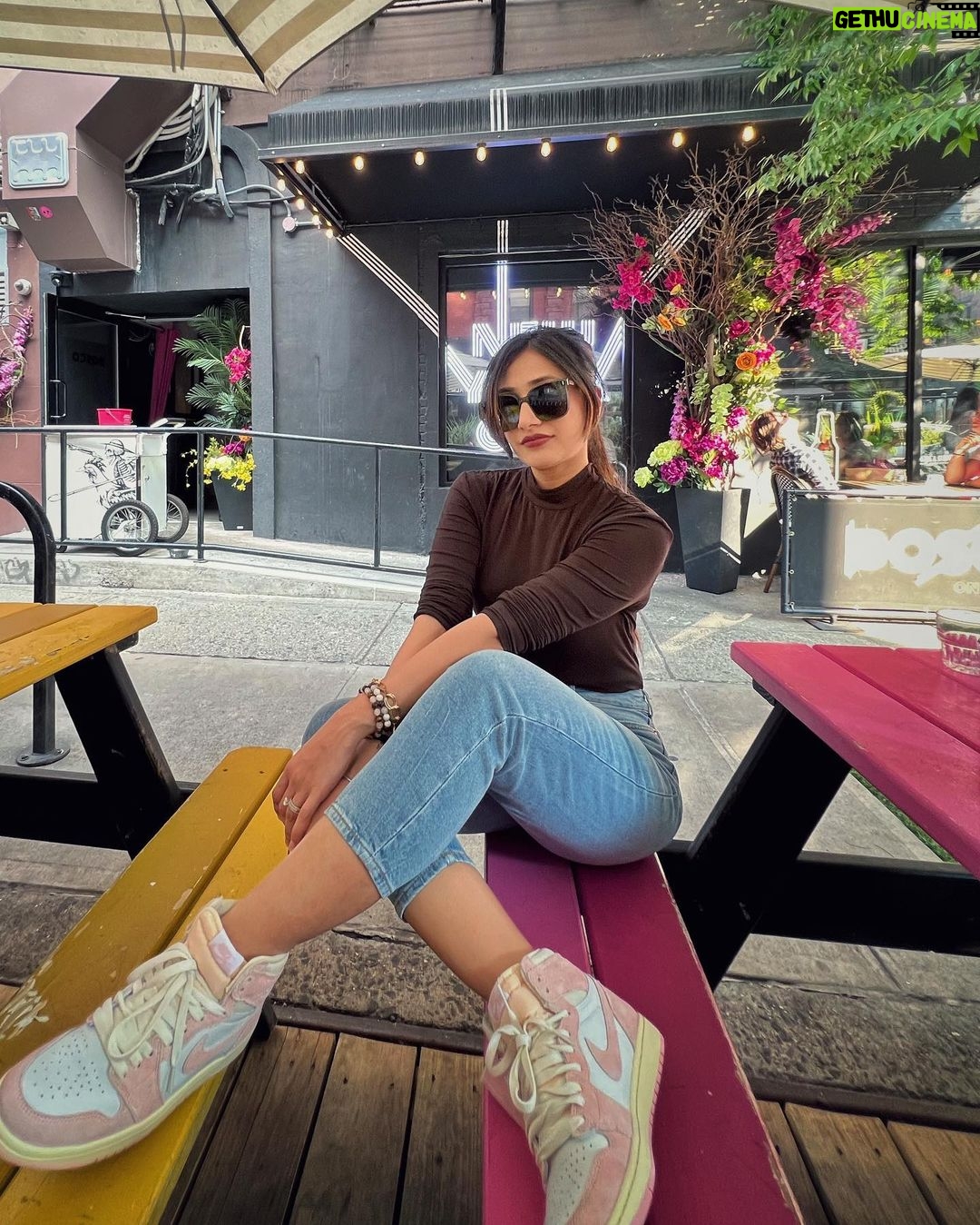 Dhanashree Verma Instagram - Posing casually in my casuals 🚀🤙🏻 my Friday or everyday vibe 🐣 New York City
