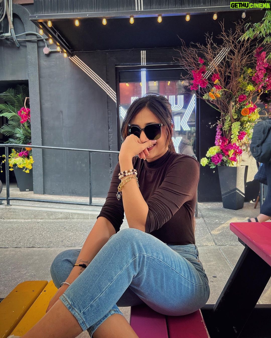 Dhanashree Verma Instagram - Posing casually in my casuals 🚀🤙🏻 my Friday or everyday vibe 🐣 New York City