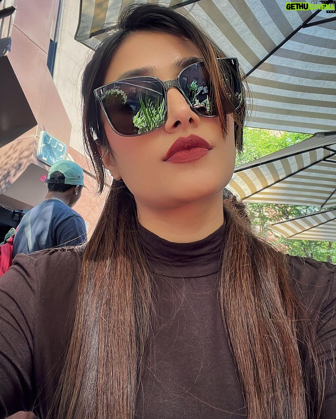 Dhanashree Verma Instagram - Posing casually in my casuals 🚀🤙🏻 my Friday or everyday vibe 🐣 New York City