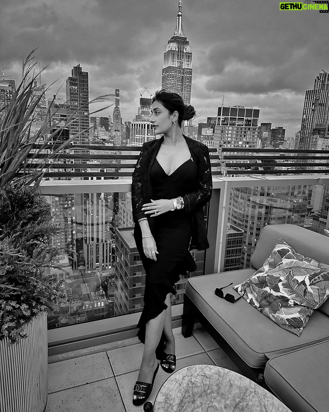 Dhanashree Verma Instagram - You shine as bright as the city skyline 🖤🤍 New York City