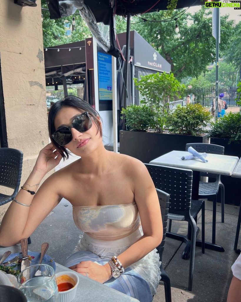 Dhanashree Verma Instagram - Good laughter at great lunch 🫶🏻 West Village, Manhattan