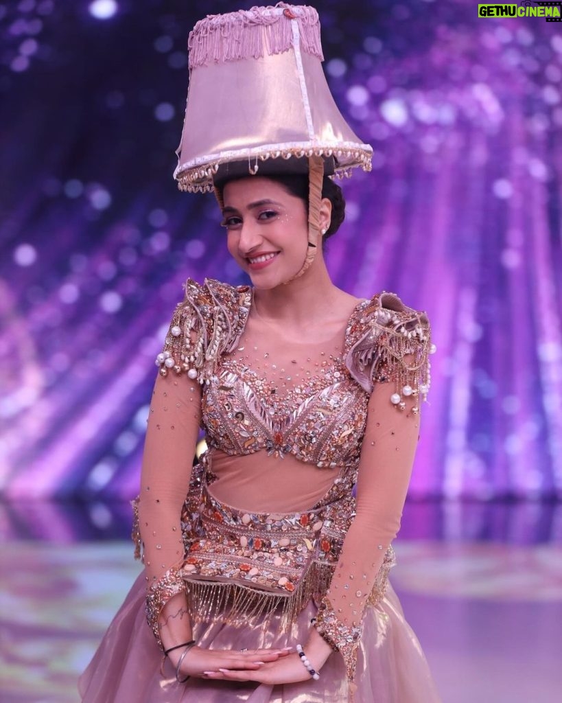 Dhanashree Verma Instagram - The Lamp of the year that will always bring light in your lives 😂🤍🚀💪🏻 Costume Drama toh humne Bohot seriously le liya 😂 Do watch our performance tonight and VOTING LINES WILL BE OPEN TONIGHT 9:30 pm to 12 am On SonyLiv app #jhalakdikhlajaa