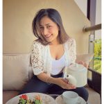 Dhanashree Verma Instagram – When chatur chahal willingly clicks my pictures at the breaky table 🫡📸💕
